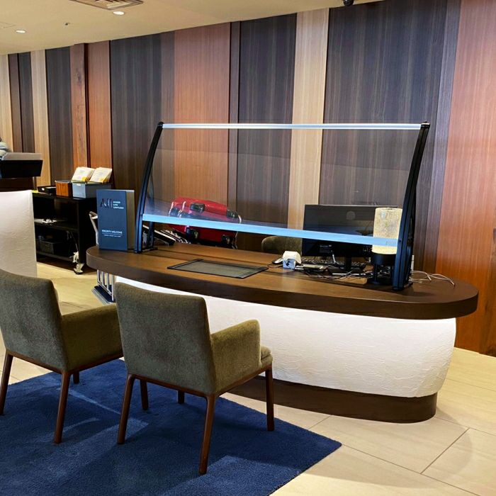 ホテルフロントなどおしゃれな飛沫防止パーテーションなら後付け庇専門店ひさしっくすのヒサシールド