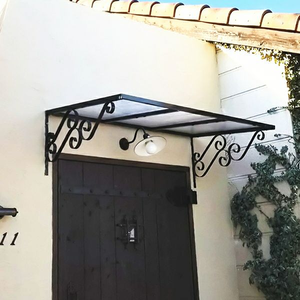 店舗や会社のエントランスにデザイン性のあるロートアイアン調の庇を設置してお洒落にリノベーションを