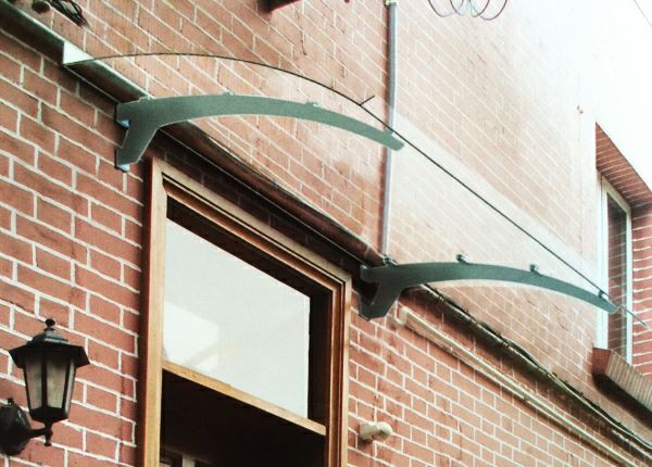 店舗や会社のエントランスをお洒落に飾るデザイン性のある庇を設置できます