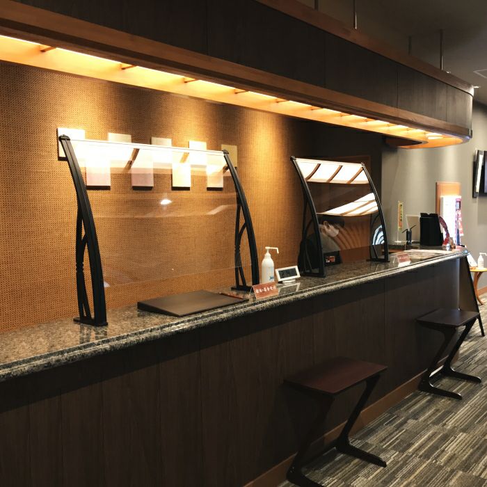 ホテルフロントで利用されている飛沫防止パーテーション